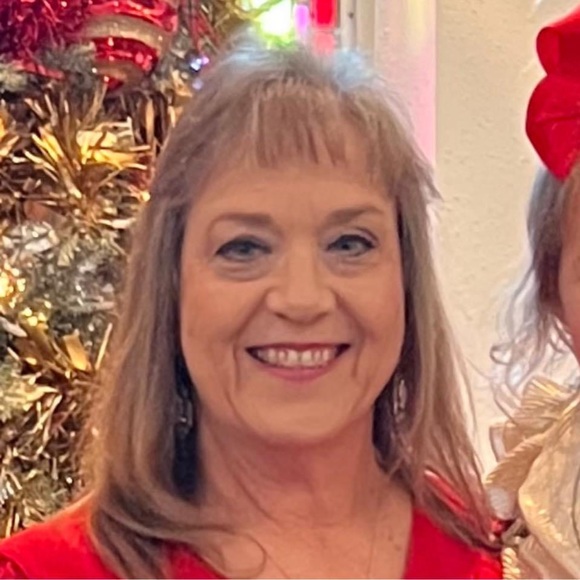 Meet your Posher, Janet - Picture 1 of 5